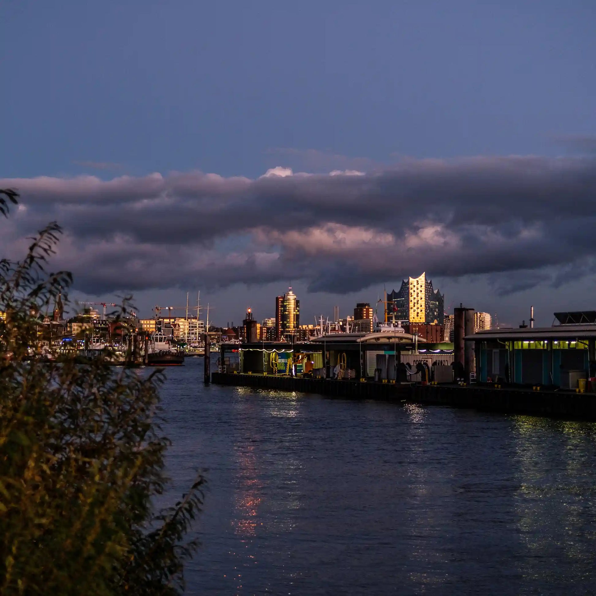 Hafenansicht mit Elbphilharmonie, HTC, Fähranleger, Farbfoto