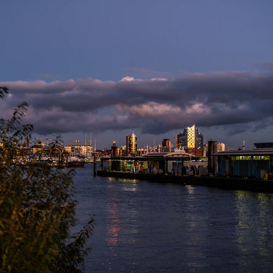 Hafenansicht mit Elbphilharmonie, HTC, Fähranleger, Farbfoto