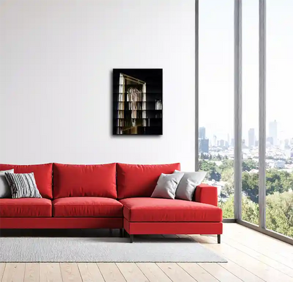 Kunstwerk hängt an heller Wand mit rotem Sofa, Vertikale und horizontale Streifen, schemenhaft ist eine Frau erkennbar, abstrakt Ansicht, helle und dunkle Farben