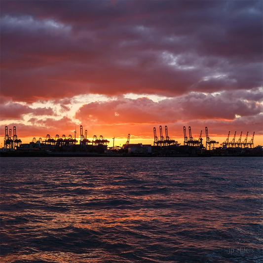 Hafenkräne im Abendlicht, die Elbe im Vordergrund, Detaireiches Foto