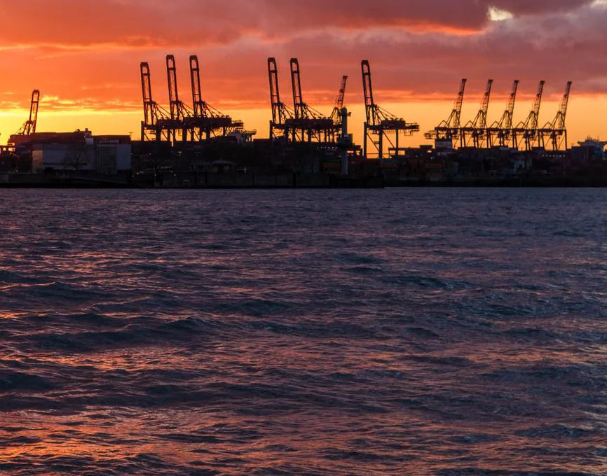 Hafenkräne im Abendlicht, die Elbe im Vordergrund, Detaireiches Foto, Hafenkrände im Detail