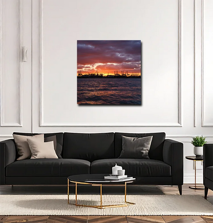 Hafenkräne im Abendlicht, die Elbe im Vordergrund, Detaireiches Foto. an heller Wand hängend mit dunklem Sofa