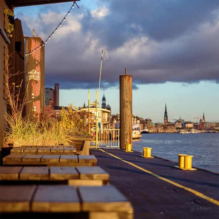 Das Farbfoto von J.P. Ehlers zeigt ein mildes Licht, die Elbe, einen Anleger, ein urbanes Fotos