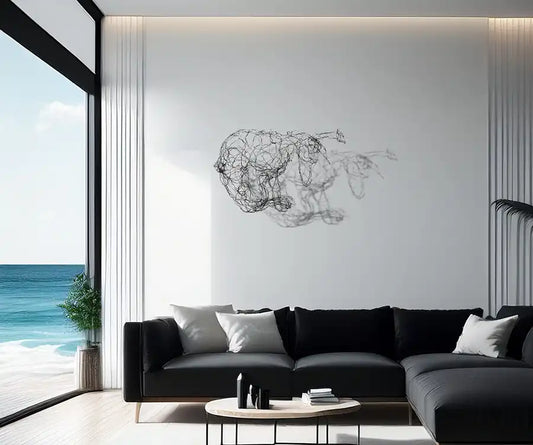 Figur Hase aus Draht hängt an heller Wand mit schwarzem Sofa