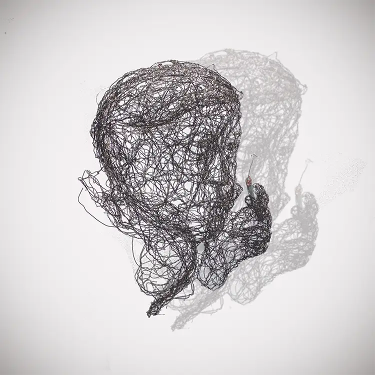 Drahtskulptur Kopf Helmut Schmidt vor weißem Hintergrund