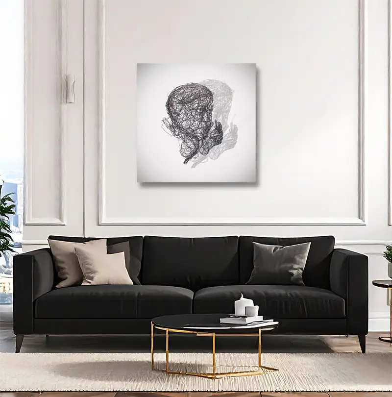 Drahtskulptur Kopf Helmut Schmidt vor weißem Hintergrund, an Wand hängend mit dunklem Sofa