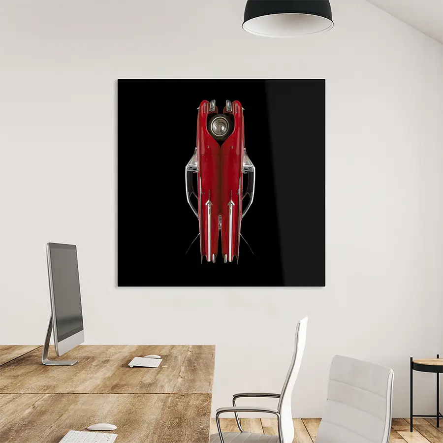 Chevrolet Impala, Farbe rot, gespiegelt und wieder zusammengesetzt vor schwarzem Hintergrund, Format quadratisch, an einer weißen Wand hängend