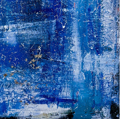Abstraktes Gemälde, Hochformat, mit blauen und weißen Strukturen erinnert an die Meeresoberfläche im Sturm. Detailansicht der blauen  und weißen Strukturen. 