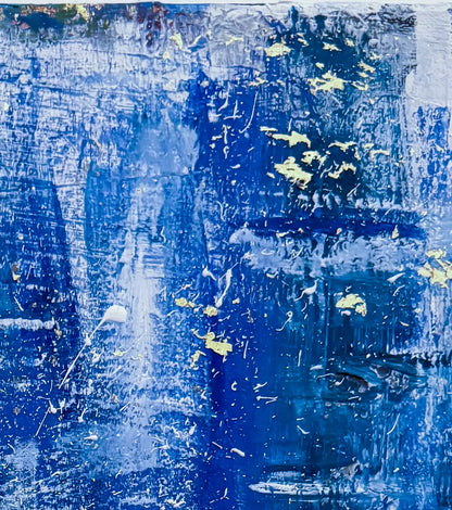 Abstraktes Gemälde, Hochformat, mit blauen und weißen Strukturen erinnert an die Meeresoberfläche im Sturm. Detailansicht der blauen  und weißen Strukturen.