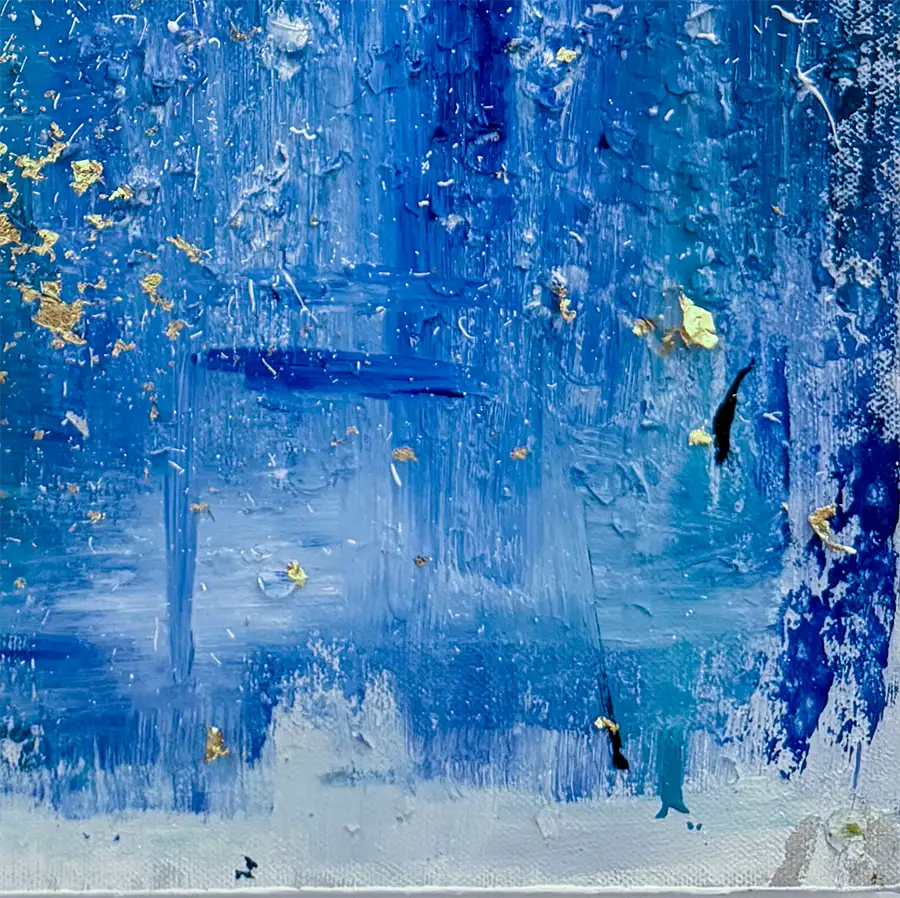 Abstraktes Gemälde, Hochformat, mit blauen und weißen Strukturen erinnert an die Meeresoberfläche. Detailansicht mit weißen strukturen.