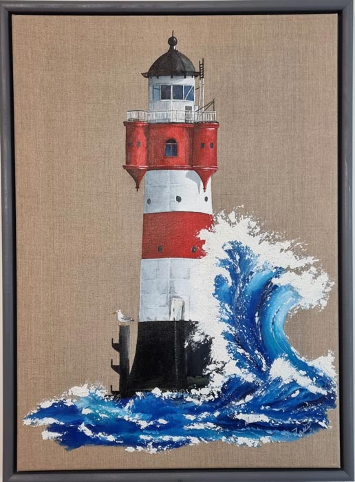 Das gerahmte Acrylgemälde "Leuchtturm Roter Sand" der Künstlerin Sara Schubert zeigt auf naturfarbener Leinwand den Leuchtturm. Eine große Welle bricht an der Außenwand. 70x50 cm