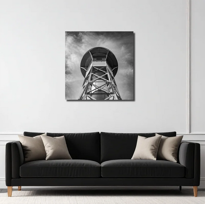 Schwarz-weiß foto eines  Leutchtturms an der Elbe, von unten gesehen, symetrischer Aufbau, an heller Wand hängend mit schwarzem Sofa