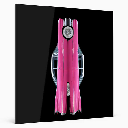 Ein legendärer Heckflossen Cadillac in Pink, gespiegelt vor schwarzem Hintergrund, Format quadratisch