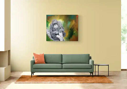 Acrylgemälde eines Affen vor farbigem Hintergrund, Quadratisch, Affe sitzt auf einem Ast, Gemälde hängt an heller Wand, grünes Sofa, kleiner Tisch