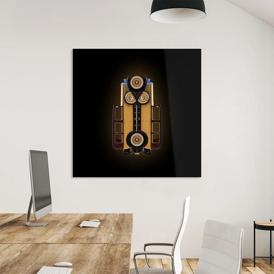 Ein gelber Oldtimer, gespiegelt, vor dunklem Hintergrund, an heller Wand hängend mit Stühlen