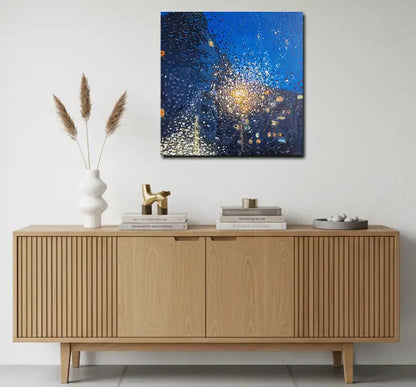 ölgemälde, quadratisch, Blick durch eine regennasse Scheibe auf ein Gebäude, Nachtstimmung, Reflexionen von Lampen, an heller Wand hängend