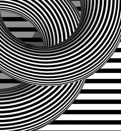 Zwei ineinander verflochtene gestreifte Ringe vor einem horizontal gestreiften Hintergrund, Farbe schwarz Weiß in Detailaufnahme