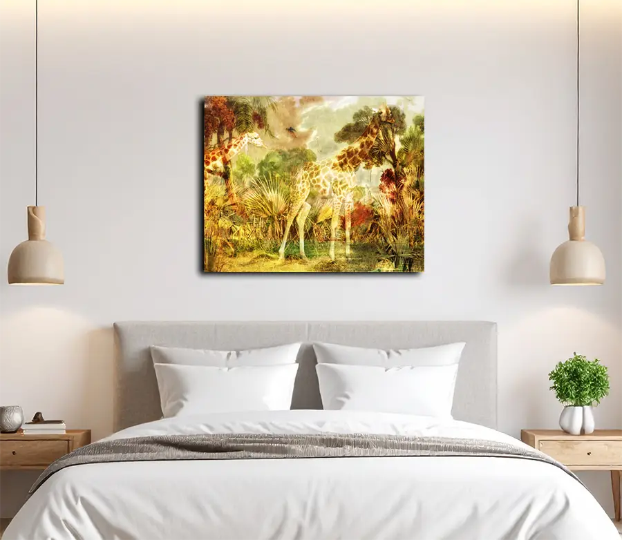 eine Zeichnung des brasilianischen Urwalds als Komposition mit einer Giraffe, gelbe und braune Farbtöne, an heller Wand hängend über einem Bett