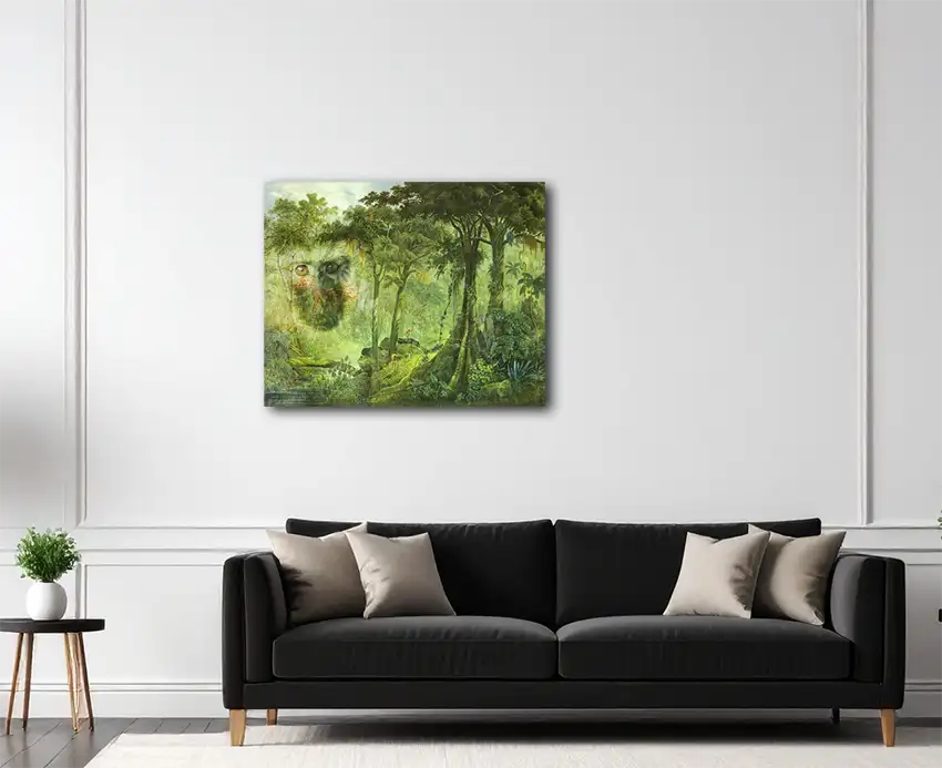 eine Zeichnung des brasilianischen Urwalds als Komposition mit dem Gesicht eines Affen, grüne Farbtöne, an heller Wand hängend mit schwarzem Sofa