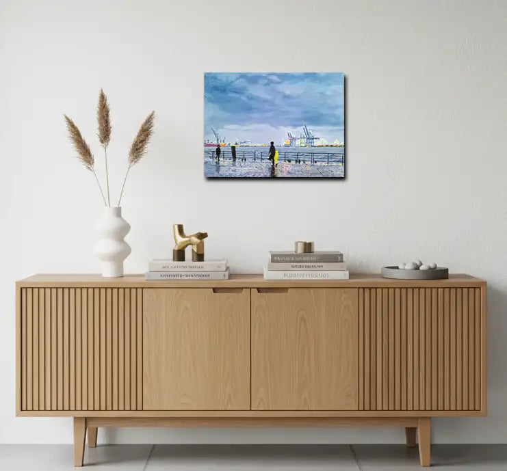 Uferweg in Hamburg am Hafen, Regenwetter, im Hintergrund Kräne, an heller Wand mit Sideboard