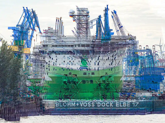 ünes Schiff im Dock Elbe 17 in Hamburg Überlagerungen