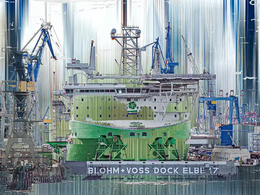 Grünes Schiff im Dock Elbe 17 in Hamburg verwischungen vertikal mit vielen Details