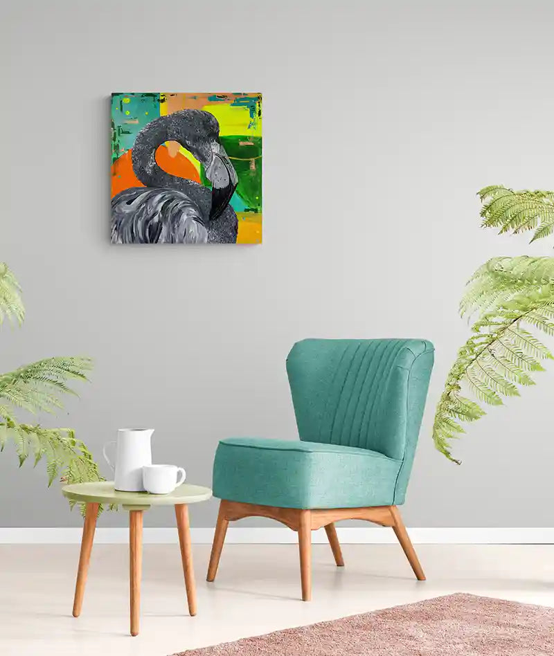 Acrylgemälde eines Flamingos vor grünem Hintergrund, Hochformat, an einer hellen Wand hängen, grüner Stuhl, kleiner Tisch mit Tassen