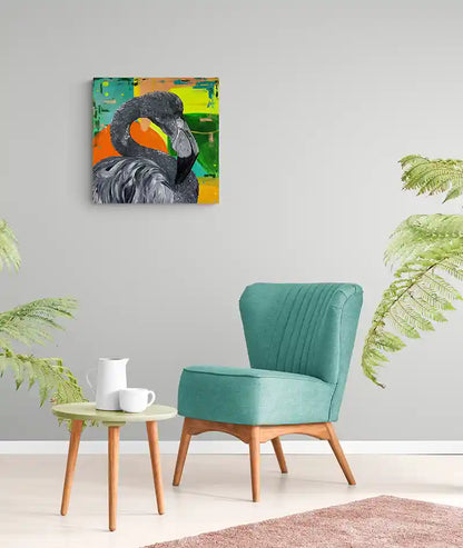 Acrylgemälde eines Flamingos vor grünem Hintergrund, Hochformat, an einer hellen Wand hängen, grüner Stuhl, kleiner Tisch mit Tassen