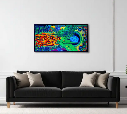 querformat, Neonfarben grün, orange, violett, blau, Strukturen eines Raumschiffes, eine blaue Galaxie, an heller wand hängend mit schwarzem Sofa