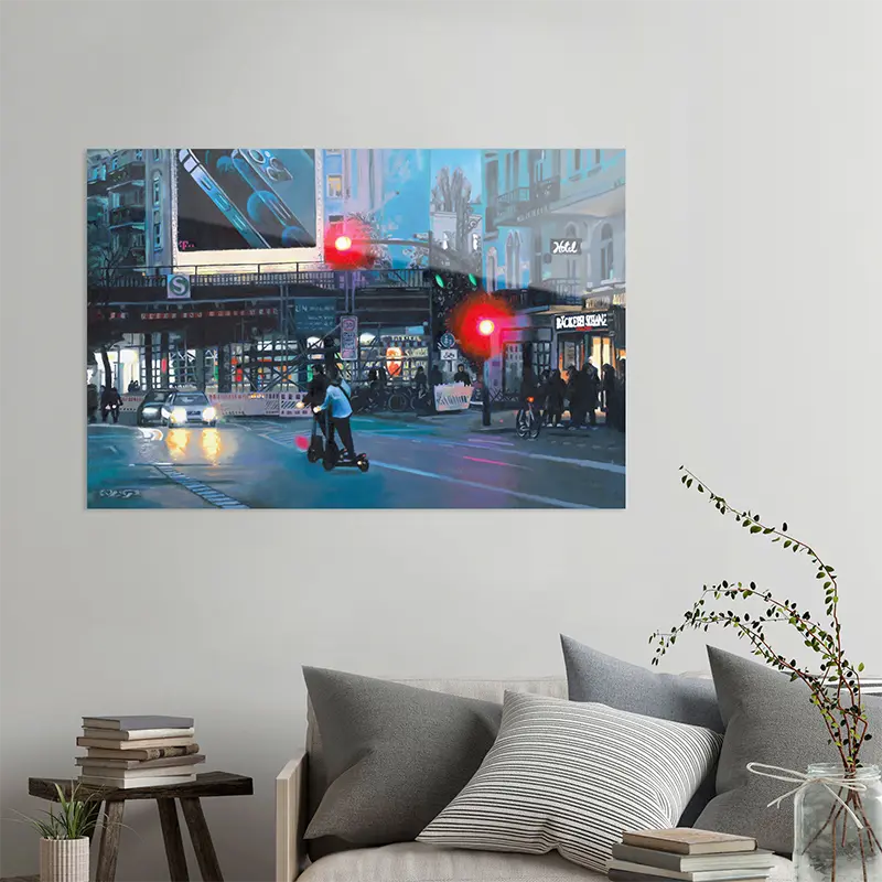 Gemälde von Ulla Kutter, Stadtszene aus Hamburg, Sternschanze mit roter Ampel und Autos, an  heller Wand hängend mit grauem Sofa