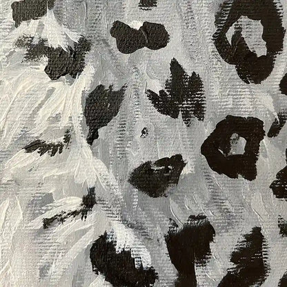 Acrylgemälde eines Leoparden vor rotem Hintergrund, Hochformat, farbig, Detail Fell mit Flecken 
