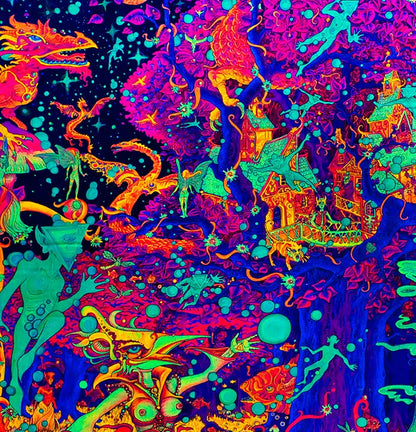 querformat, Neonfarben Violett, Grün, Orange, blau, Phantasiegestalten in einem Wald, fliegende und stehende Wesen, Detail des Waldes.