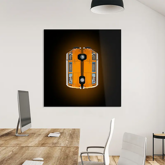 Der legendäre VW Bulli gespiegelt, Farbe Orange, vor dunklem Hintergrund, an einer hellen wand hängend mit Tisch und stuhl