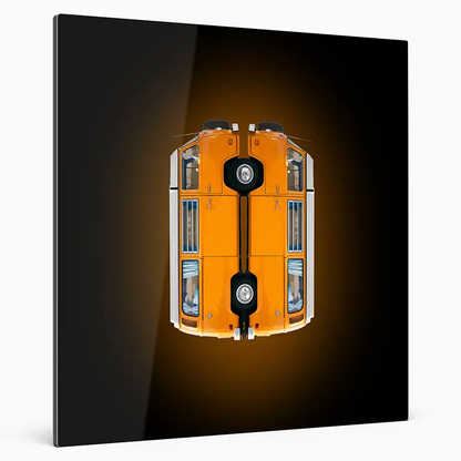 Der legendäre VW Bulli gespiegelt, Quadratisch, Farbe Orange, vor dunklem Hintergrund, nach oben gedreht