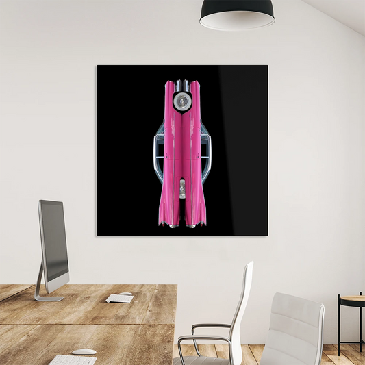 Ein legendärer Heckflossen Cadillac in Pink, gespiegelt vor schwarzem Hintergrund, Format quadratisch, an heller wand mit braunem Tisch