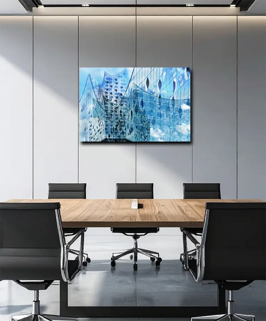 Verschiedene Ansichter der Elbphilharmonie miteinander kombiniert und übereinander gestellt, an Wand hängend in Büro