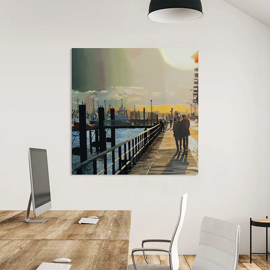 Fineart Print eines Ölgemäldes von Ulla Kutter, ein Paar geht in Hamburg an der Elbe mit Schleppern im Hintergrund spazieren. an wand hängend mit Stühlen und Tisch