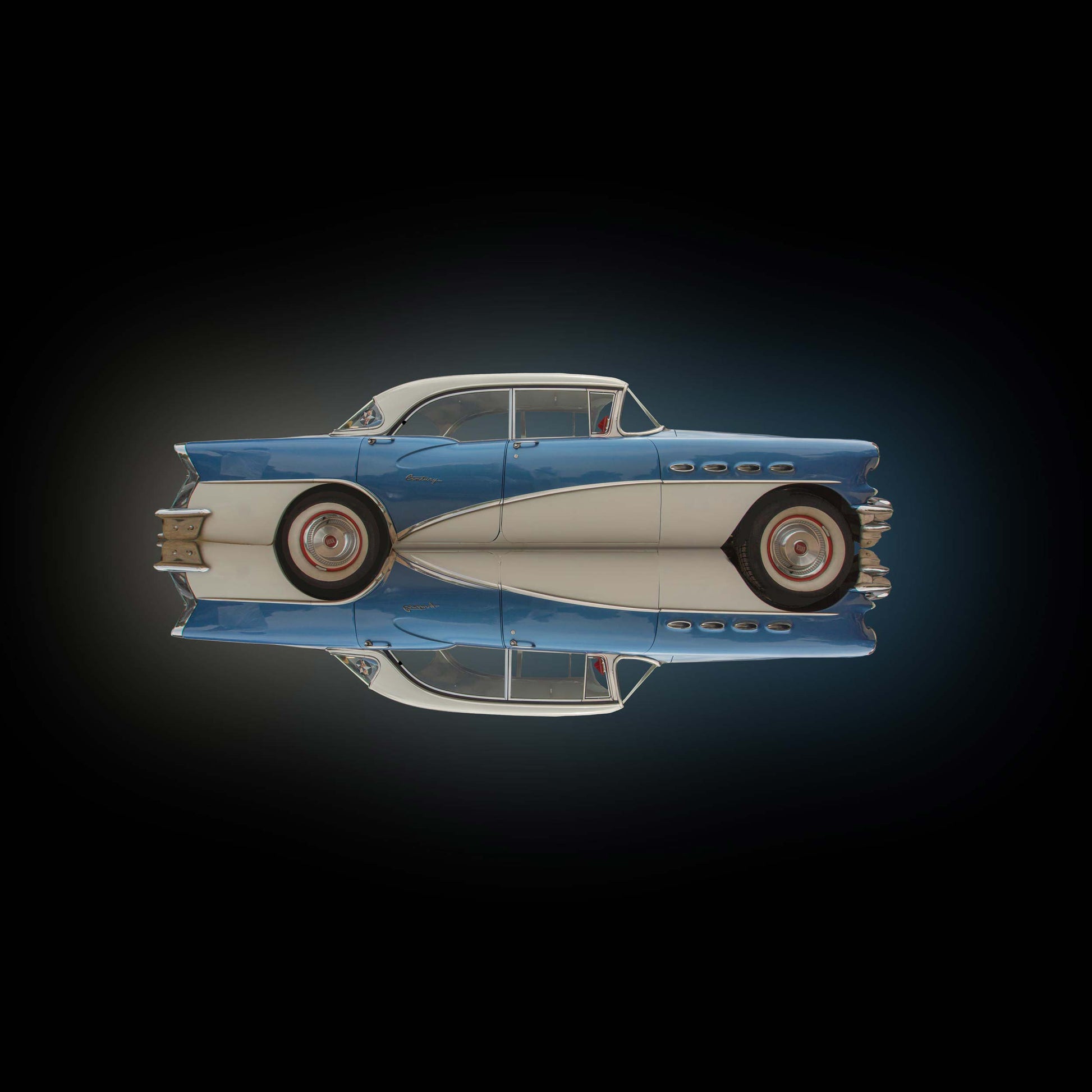 US Classic Car Buick Century, Farbe blau beige, Format Quadrat, gespiegelt vor scharzem Hintergrund, nach rechts fahrend