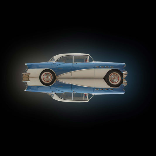 US Classic Car Buick Century, Farbe blau beige, Format Quadrat, gespiegelt vor scharzem Hintergrund, nach rechts fahrend
