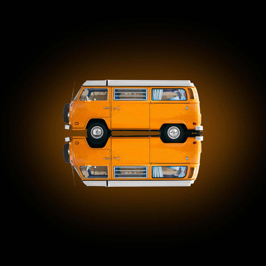 Der legendäre VW Bulli gespiegelt, Quadratisch, Farbe Orange, vor dunklem Hintergrund, nach links gedreht
