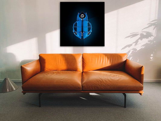 Die legendäre Ente als zeitgenössisches Kunstwerk, gespiegelt und neue komponiert, Farbe blau vor schwarzem Hintergrund. am Wand mit braunem Sofa